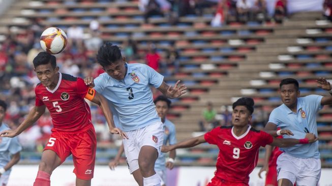 Pemain Timnas Indonesia U-22 Rizky Ridho (kiri) berebut bola dengan pemain Timnas Myanmar Thet Hein Soe (kedua kiri) saat pertandingan Grup A Sepak Bola SEA Games 2023 di National Olympic Stadium, Phnom Penh, Kamboja, Kamis (4/5/2023). ANTARA FOTO/M Agung Rajasa/rwa.