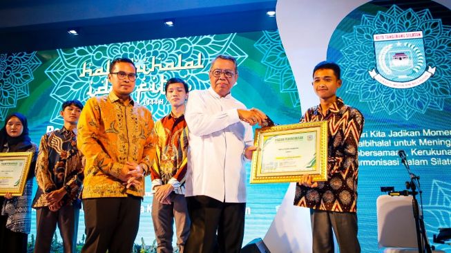 Wali Kota Tangsel Berikan Penghargaan Pemenang Lomba Cyber Security Tingkat Nasional