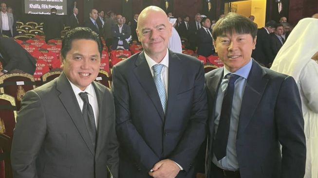 (Dari kiri ke kanan) Ketua Umum PSSI Erick Thohir bersama Presiden FIFA Gianni Infantino dan Pelatih Timnas Indonesia Shin Tae-yong disela-sela drawing Piala Asia 2023 di Doha, Qatar, Kamis )11/5/2023). [PSSI]