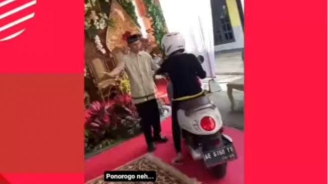 Pemotor Nyelonong Lewati Resepsi Nikah yang Digelar di Jalan, Aksinya Picu Perdebatan