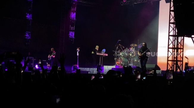 Aksi Dream Theater dalam konser di Ecopark, Ancol, Jakarta, Jumat (12/5/2023) siang. [Adiyoga Priyambodo/Pahami.id]