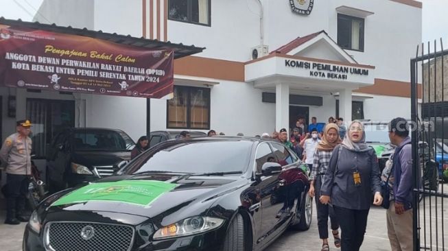 Daftar Bacaleg ke KPU Kota Bekasi Bawa Mobil Mewah, Politisi PPP: Belinya Gak Pakai APBD!