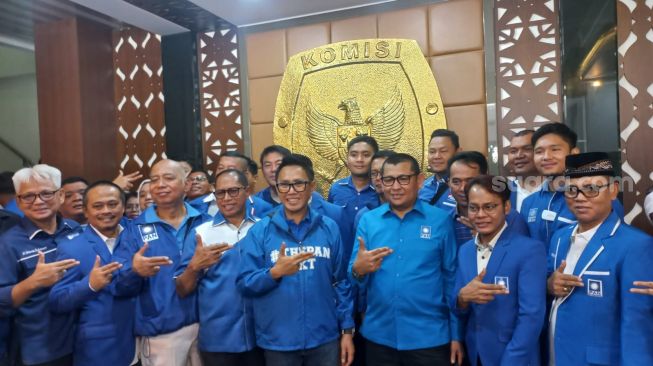 Dewan Pimpinan Wilayah (DPW) PAN DKI Jakarta resmi mendaftar bacaleg ke Komisi Pemilihan Umum (KPU) Provinsi DKI, Jumat (12/5/2023). (Suara.com/Fakhri)