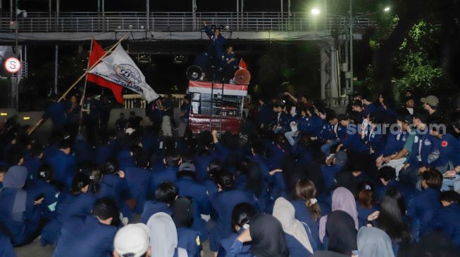 Sejumlah massa mahasiswa Universitas Trisakti menggelar aksi unjuk rasa di kawasan Patung Kuda Arjuna Wiwaha, Jakarta, Jumat (12/5/2023). [Suara.com/Alfian Winanto]