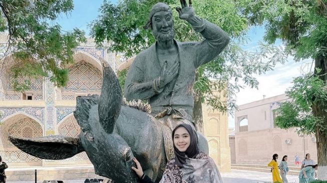 10 Potret Oki Setiana Dewi Liburan di Uzbekistan, Berfoto Dipatung Abu Nawas