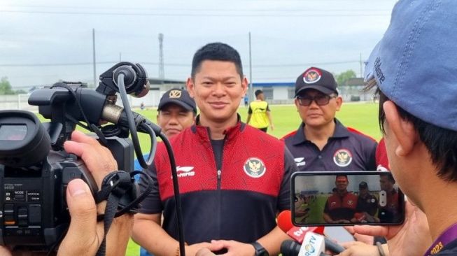 Ketua Komite Olimpiade Indonesia (KOI) Raja Sapta Oktohari memberi keterangan usai melihat latihan Timnas Indonesia di Lapangan The Dream Visakha Training Camp, Phnom Penh, Jumat (12/5/2023). (ANTARA/Bayu Kuncahyo)