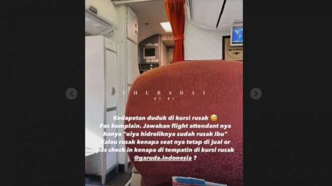 Sabrina Chairunnisa curhat mendapat kursi pesawat yang sudah rusak. [Instagram Story]