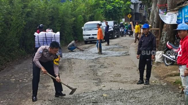 Cara Warga Lembang Sentil Pemerintah karena Jalan Rusak, Hengky Kurniawan: Mohon Sabar!