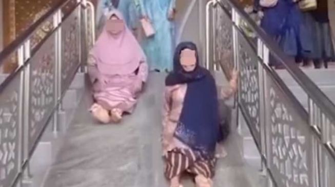 Video Emak-emak Main Perosotan di Masjid: Sangat Menikmati