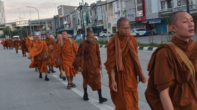 Rombongan Biksu Jalan Kaki dari Thailand sampai Borobudur, Bawa Paspor Nggak ya?