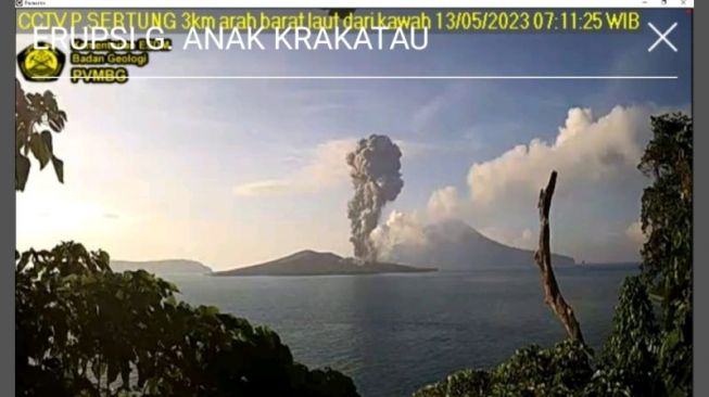 Gunung Anak Krakatau Luncurkan Abu Vulkanik Setinggi 2 Ribu Meter Sabtu Pagi Ini