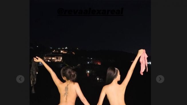 Lucinta Luna dan Reva Alexa Bikin Geger! Pose Tanpa Busana di Pinggir Kolam Renang