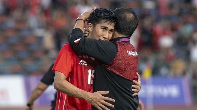 Pelatih Timnas Indonesia U-22 Indra Sjafri (kanan) memeluk pesepak bola timnas Indonesia Muhammad Taufany Muslihudin (kiri) usai bertanding melawan Vietnam pada babak semifinal SEA Games 2023 di National Olympic Stadium, Phnom Penh, Kamboja, Sabtu (13/5/2023). Timnas Indonesia U-22 lolos ke babak final usai mengalahkan tim sepak bola Vietnam dengan skor 3-2. ANTARA FOTO/Muhammad Adimaja/aww. 