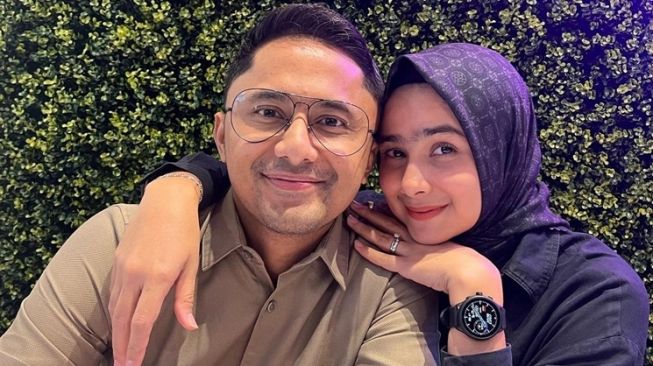 Sudah Jadi Pejabat, Hengky Kurniawan Tak Gengsi Makan Lesehan Bareng Istri