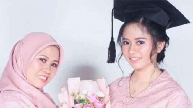 Bikin Netizen Terpesona, Inilah 5 Potret Anak Sus Rini yang Baru Diwisuda