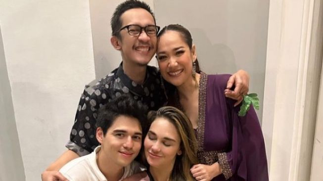 Luna Maya duduk mesra di sebelah Maxime Bouttier. (Instagram/ amingisback)