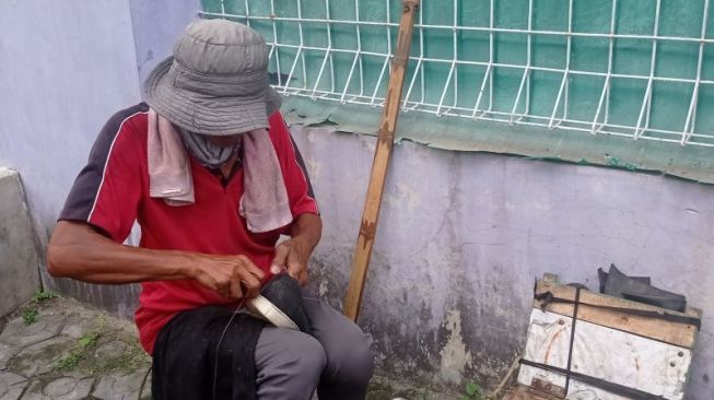 Jarang Dilirik Anak Muda, Usaha Sol Sepatu Keliling Beromzet Rp300 Ribu per Hari