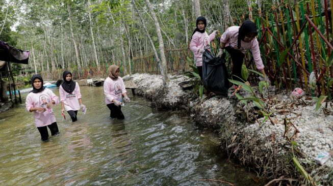 Peduli Lingkungan Lewat Aksi Bersih-bersih Sampah di kawasan Pemandian Tirta Kali Batu Putih