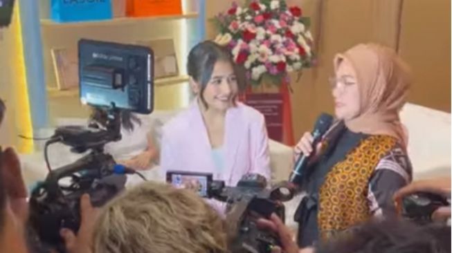 Intip 5 Potret Grand Opening Kafe Baru Prilly Latuconsina, Dihadiri Menteri