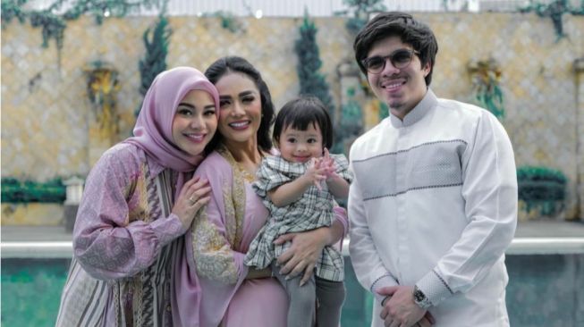 Potret Aurel, Krisdayanti, Ameena, dan Atta (Instagram/@krisdayantilemos)