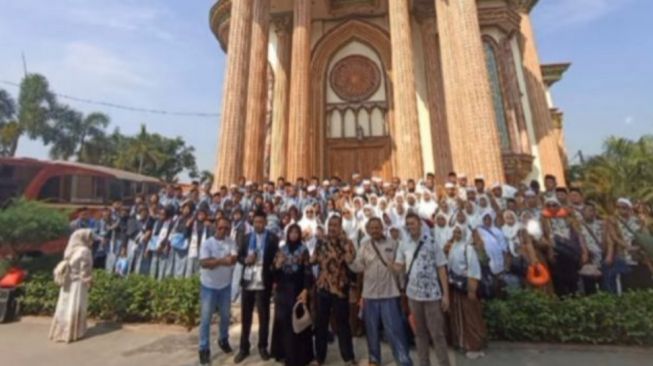 Haji Agus Suhela Berangkatkan Umrah 2 RT, Berawal dari Tukang Ojek Hingga Bisnis Properti