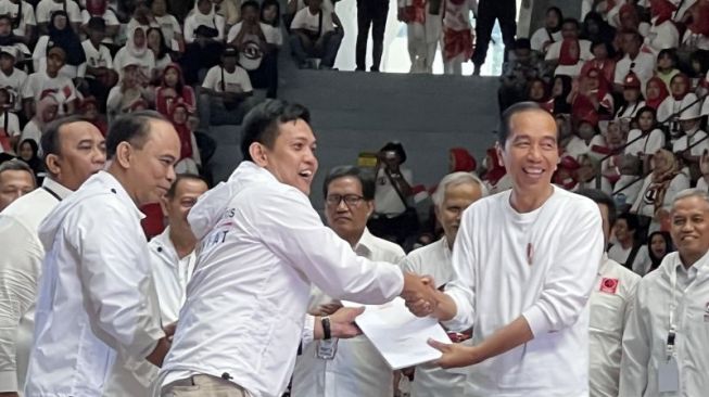 Ketua Panitia Musyawarah Rakyat (Musra) Relawan Jokowi, Panel Barus (kiri), menyerahkan hasil musyawarah ke Presiden Republik Indonesia Joko Widodo (kanan) pada puncak musra di Gedung Istora, Jakarta, Minggu (14/5/2023). ANTARA/Putu Indah Savitri