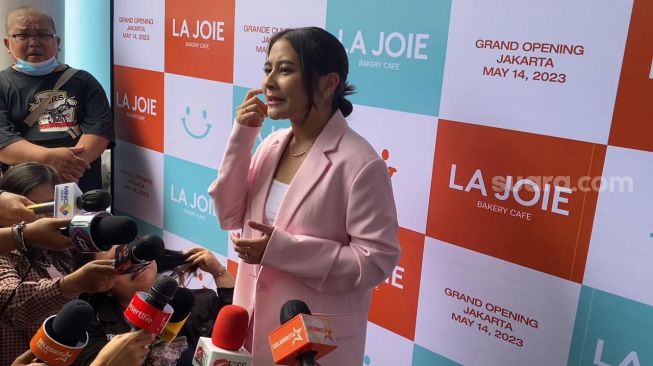 Prilly Latuconsina di kawasan Pondok Indah, Jakarta, Minggu (14/5/2023). [Suara.com/Adiyoga Priyambodo]