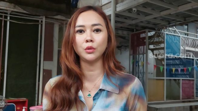 Aura Kasih ditemui di kawasan Jalan Kapten P Tendean, Jakarta Selatan, Senin (15/5/2023). [Adiyoga Priyambodo/Suara.com]