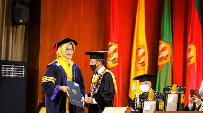 Penuh Kebahagiaan, Airin Rachmi Diany Wisuda S3 di Unpad