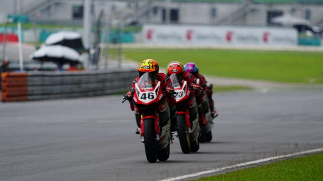 Herjun Atna Firdaus (46) dan Rheza Danica Ahrens (123) saat saling tempel di ARRC 2023 seri Sirkuit Sepang [PT AHM]