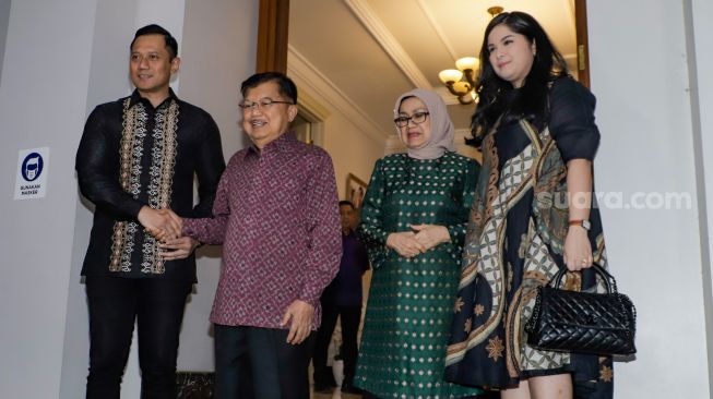 Wakil Presiden Indonesia ke-10 dan ke-12 Jusuf Kalla (kedua kiri) ditemani istrinya Mufidah Jusuf Kalla (kedua kanan) menyambut kedatang Ketua Umum Partai Demokrat Agus Harimurti Yudhoyono (kiri) dan istrinya Annisa Pohan (kanan) saat menggelar pertemuan di Jalan Brawijaya, Jakarta Selatan, Senin (15/5/2023). [Suara.com/Alfian Winanto]