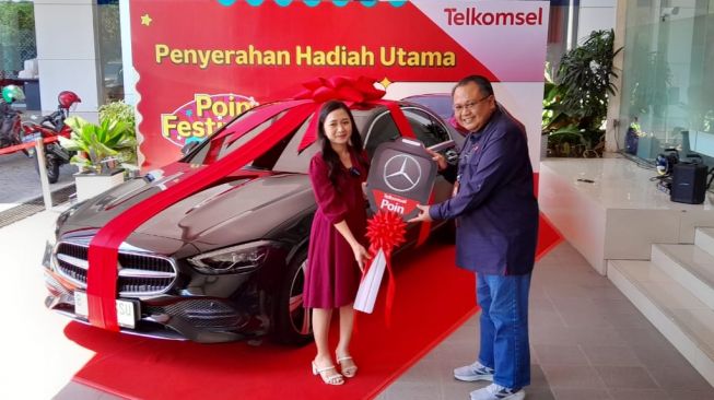 Tukarkan Poin Telkomsel, Warga Semarang Ini Tak Menyangka dapatkan Mobil Mercedes-Benz C200