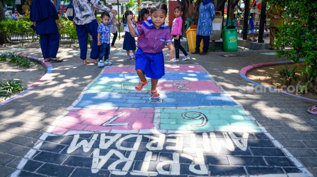 Sejumlah bocah bermain di RPTRA Amiterdam saat peresmian Kampung Bahari Nusantara (KBN) di Pulau Untung Jawa, Kepulauan Seribu, Jakarta, Senin (15/5/2023). [ANTARA FOTO/M Risyal Hidayat/tom]