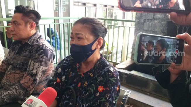 Momen Ibu Inge Anugerah Nangis Saksikan Sidang Cerai Anaknya dan Ari Wibowo, Netizen Ikut Terenyuh