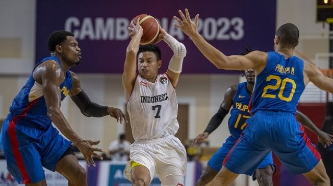 Pebasket putra Filipina Justin Donta Brownlee (kiri), Philips Michael (kanan) dan Jaymar Perez (kedua kanan) berusaha menghadang pebasket Indonesia Andakara Prastawa D (kedua kiri) saat pertandingan Semi Final Basket 5X5 putra SEA Games 2023, di Elephant Hall 2, Morodok Techo Indoor Sports Center, Phnom Penh, Kamboja, Sabtu (13/5/2023). Tim bola basket putra Indonesia gagal melaju ke babak final usai kalah dari tim bola basket Filipina dengan skor 76 - 84. ANTARA FOTO/M Agung Rajasa/hp. 