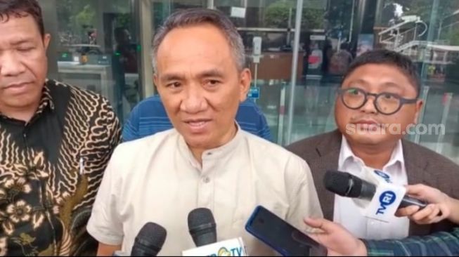 Andi Arief setelah diperiksa KPK terkait kasus TPPU Bupati Ricky Ham Pagawak. (Suara.com/Yaumal)