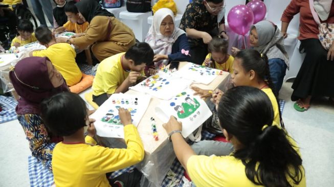 Berbagi kegembiraan dan keceriaan dengan puluhan anak penyandang disabilitas dari Komunitas Cahaya Disabilitas di acara peluncuran Sarinah Kids di Jakarta, Jumat (12/5/2023). (Foto: Dok. OT Group)