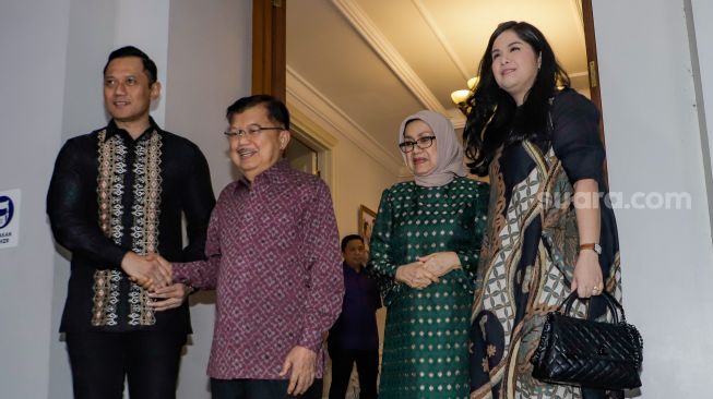 Wakil Presiden Indonesia ke-10 dan ke-12 Jusuf Kalla (kedua kiri) ditemani istrinya Mufidah Jusuf Kalla (kedua kanan) menyambut kedatang Ketua Umum Partai Demokrat Agus Harimurti Yudhoyono (kiri) dan istrinya Annisa Pohan (kanan) saat menggelar pertemuan di Jalan Brawijaya, Jakarta Selatan, Senin (15/5/2023). [Suara.com/Alfian Winanto]