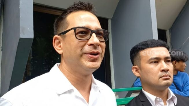 Ari Wibowo usai menjalani sidang cerai di Pengadilan Negeri Jakarta Selatan, Senin (15/5/2023). [Tiara Rosana/Suara.com]