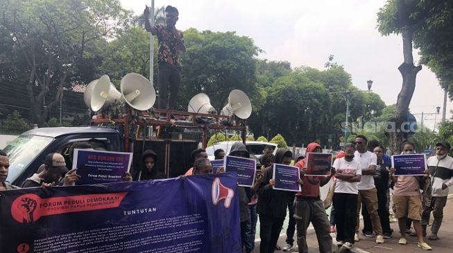 Forum Peduli Demokrasi Provinsi Papua Pegunungan menggelar unjuk rasa di depan Kantor Komisi Pemilihan Umum (KPU) , Jakarta Pusat. (Suara.com/Dea)