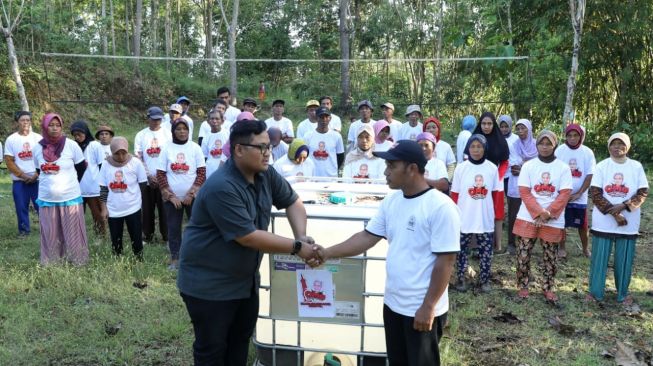 Hidupkan Usaha Budi Daya Lele, OMG DIY Beri Bantuan Tampungan Air ke Warga Nglegi