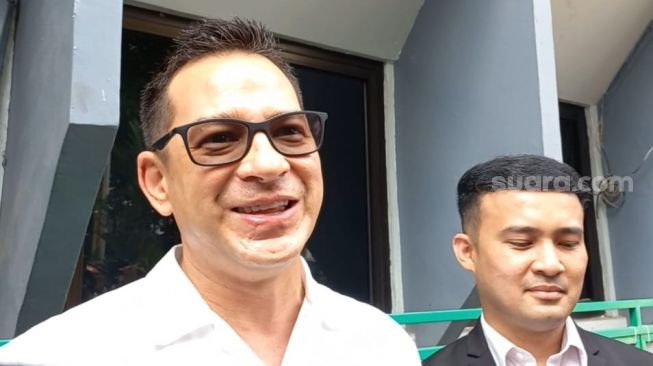 Ari Wibowo usai menjalani sidang cerai di Pengadilan Negeri Jakarta Selatan, Senin (15/5/2023). [Tiara Rosana/Suara.com]