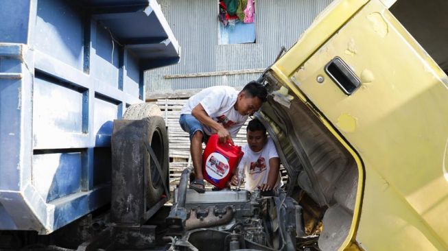 Komunitas Sopir Truk Bagi-Bagi Oli dan Beri Santunan Janda