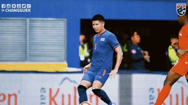 Profil Songchai Thongcham, bek Thailand yang pancing emosi fans Timnas Indonesia U-22 jelang final SEA Games 2023. [Instagram/@tatacawayo/@changsuek]