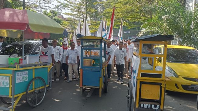 Sambil Bawa Gerobak, Puluhan Bacaleg Perindo Datangi KPU Lebak