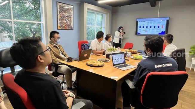 Wakil Pemimpin Redaksi Suara.com Reza Gunadha saat memberikan pemaparan saat media visit Cermati di Kantor Suara.com, Jalan Mega Kuningan, Jakarta Selatan, Selasa (16/5/2023). [Suara.com/Dwi Bowo Raharjo]