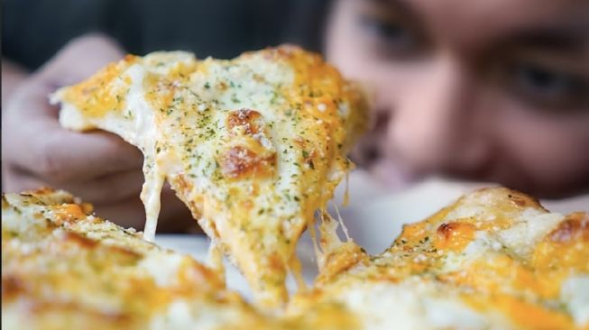 American Pie Supreme Cheese dari Dominos Pizza Jadi Sensasi di Sosial Media