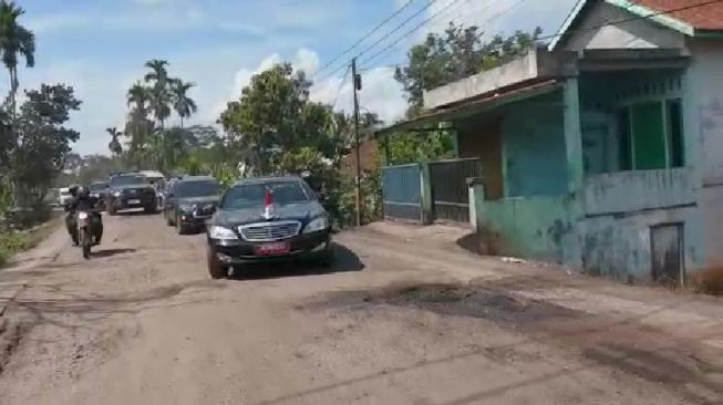 Bukan Cuma di Lampung, Ini Momen Mobil Jokowi Ajrut-ajrutan Saat Lintasi Jalan Rusak di Jambi!