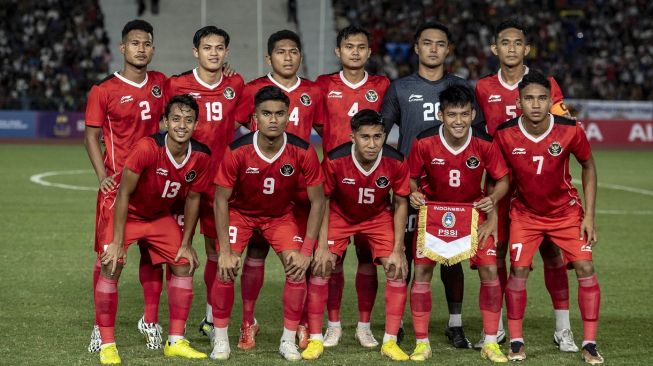 Timnas Indonesia U-22 berfoto bersama jelang tanding melawan Timnas Thailand pada final SEA Games 2023 di National Olympic Stadium, Phnom Penh, Kamboja, Selasa (16/5/2023). ANTARA FOTO/Muhammad Adimaja/rwa. 