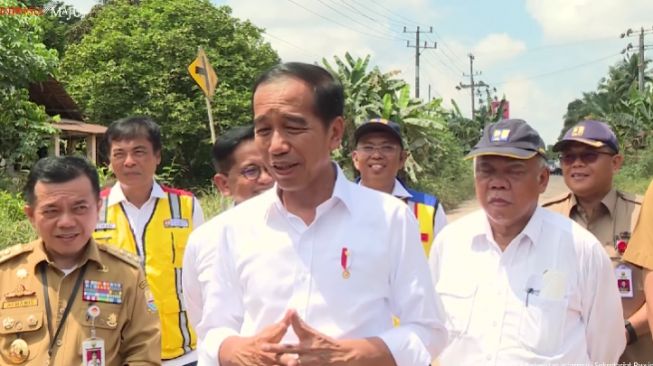 Mencoba Jajal Ruas Jalan Kota Jambi-Sungai Gelam, Jokowi: Rusak Parah!